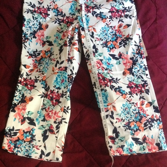 NWT Floral Capris Size 2 - Picture 4 of 5